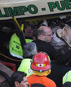 Autobus zderzył się z dwoma pociągami - zdjęcia