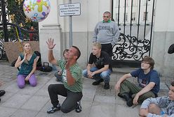 Meczyk w piłkę i człowiek w pudle