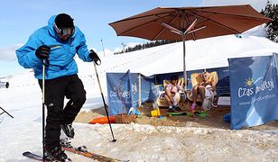 Wokół mróz, a tu opalają się dziewczyny