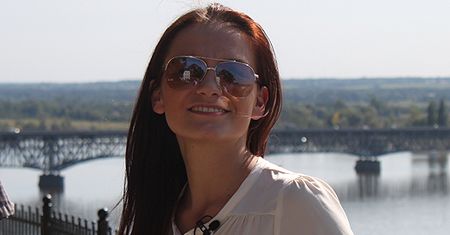 Kampania "tajemniczej brunetki"