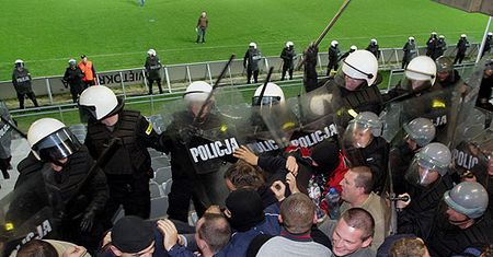 Pseudokibice kontra policjanci