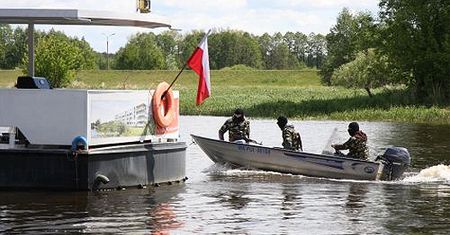 "Piraci" zaatakowali statek na Narwi