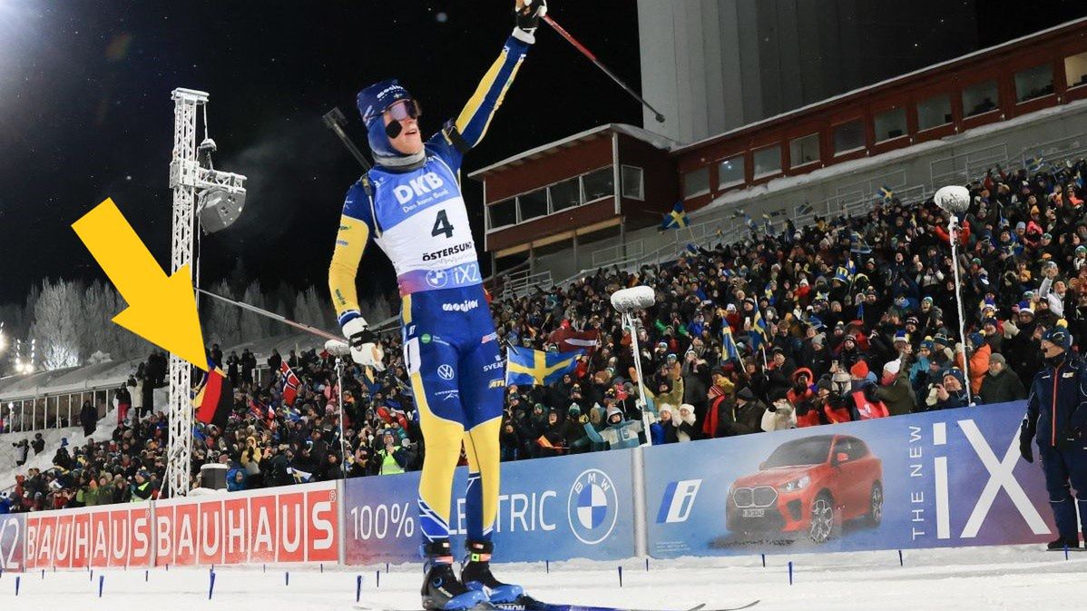 Na zdjęciu: czerwono-czarna flaga organizacji zbrodniczej OUN UPA zaznaczona strzałką