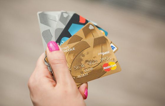 70 proc. Polaków regularnie korzysta z płatności bezgotówkowych