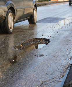 Kto zapłaci za uszkodzoną oponę przez dziurę w drodze?