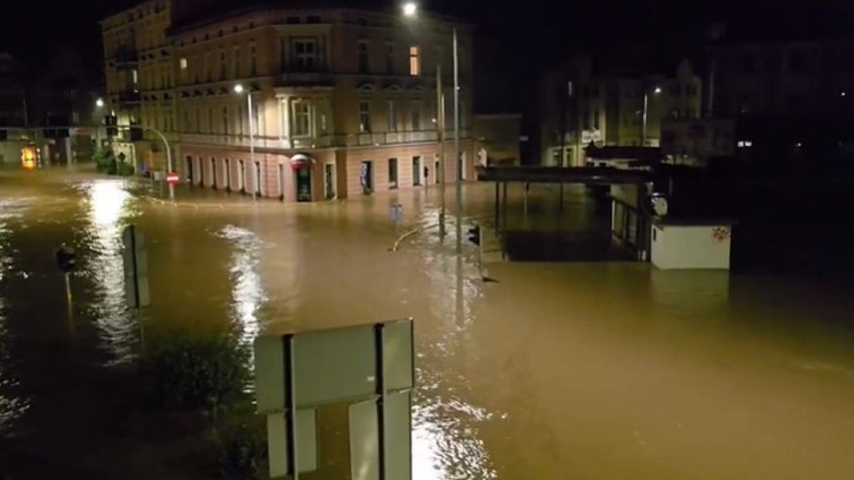 Ponad 6 metrów ma woda, która wdarła się do Kłodzka.