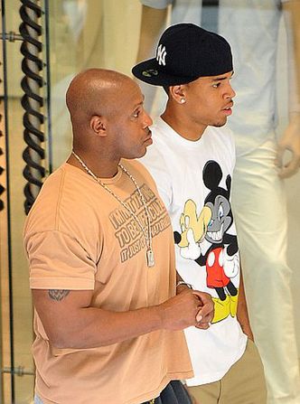Chris Brown w koszulce z Myszką Miki...