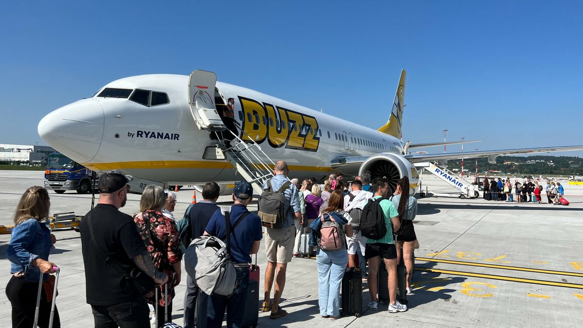 Podróże Tomasz LinaFot. Tomasz Lina/East News, 6.09.2023. Kraków. Samolot linii lotniczej Buzz  należącej do Ryanair Holdings, na płycie lotniska Balice.TOMASZ LINA