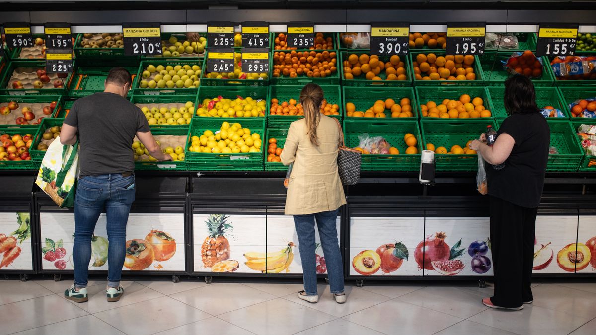 SPAIN - APRIL 28: Several people shop at a supermarket after the electricity blackout in Madrid, Spain, April 28, 2025. (Photo By Alejandro Martinez Velez/Europa Press via Getty Images)