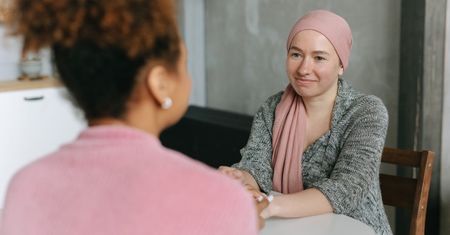 Psycholog mówi wprost. Jak rozmawiać (i jak nie rozmawiać) z chorym na raka?