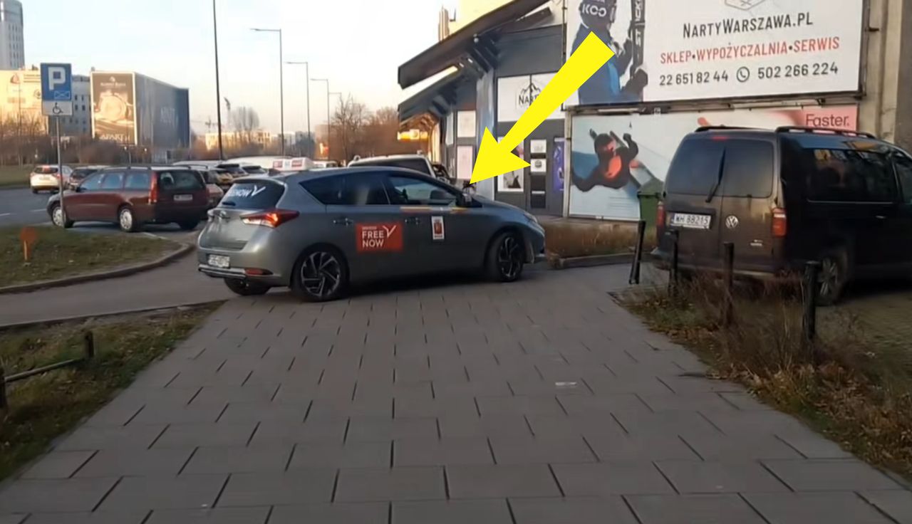 Taksówka na chodniku. Pokazał, co zrobił. Ogromne poruszenie