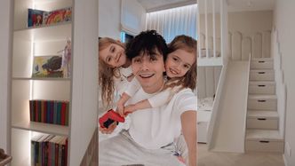 Sylwia Przybysz i Jan Dąbrowski pokazali pokój córek: zjeżdżalnia, mikrofon, kolorowe światła...