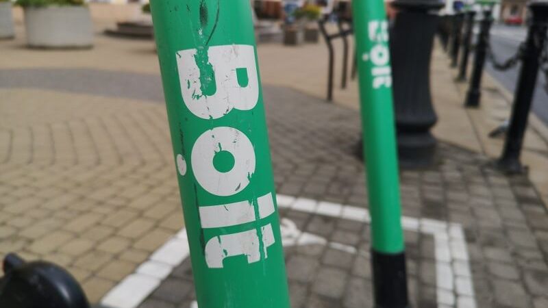 Hulajnogi Bolt na parkingu dla hulajnóg