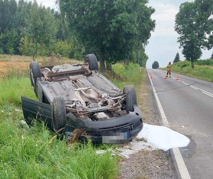 Passat skończył na dachu