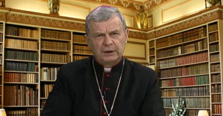 Dzieci składają przyrzeczenia abstynenckie. Biskup wyjaśnia