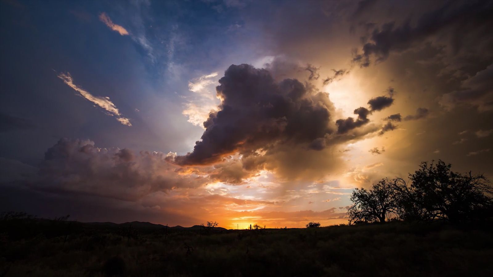 Podróże chmur burzowych i pioruny zamknięte w jednym time lapsie 2
