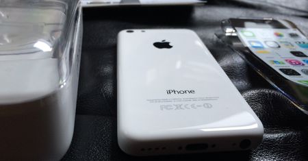 iPhone Xr w bardziej odważnych kolorach na zdjęciach. Czy Apple mogło przesadzić?