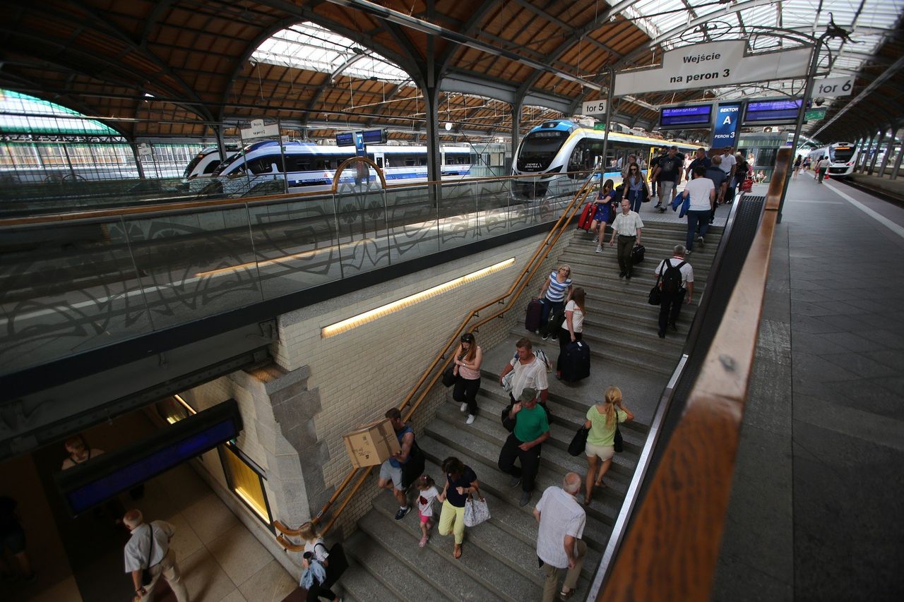 Ponad 2 h opóźnienia. Pociąg Intercity do Wrocławia utknął na trasie