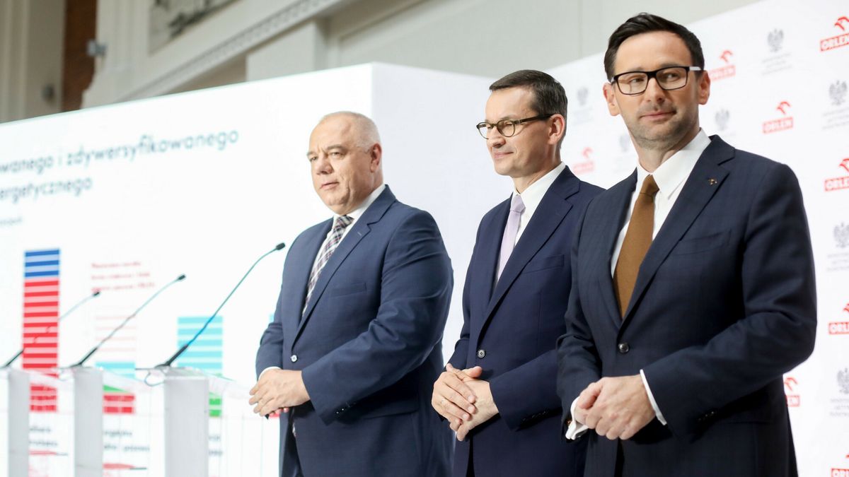 Na zdjęciu minister aktywów państwowych Jacek Sasin, premier Mateusz Morawiecki i Daniel Obajtek, prezes Grupy Orlen, do którego należy także m.in. PGNiG