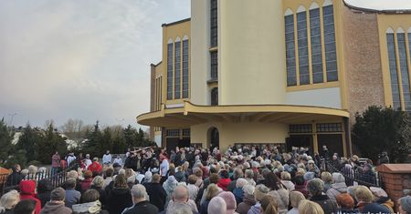 Droga Krzyżowa 2026 we Włocławku. Tak wyglądało nabożeństwo ulicami miasta