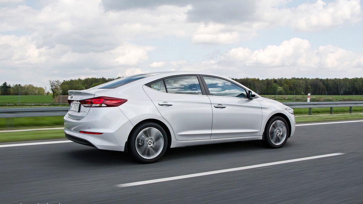 Hyundai Elantra (AD) - całkiem zgrabny, przestronny, prosty technicznie sedan