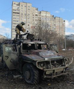 Ukraina. Rosyjskie czołgi staranowały samochód. Kierowca nie żyje