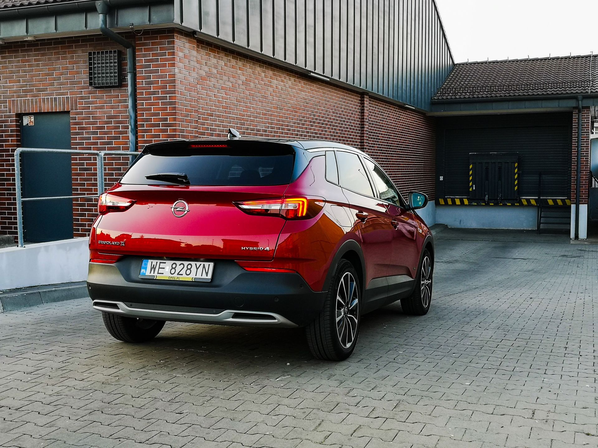 Opel Grandland X Hybrid4: Napęd hybrydowy, system odzyskiwania energii oraz wsparcie kierowcy 3