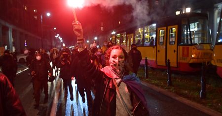 Strajk Kobiet. Tłum starł się z policją. Protestujący przykuli się do bramy