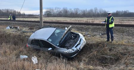 Kobieta wjechała pod pociąg. Nie zrobiła tego, o co apelują służby