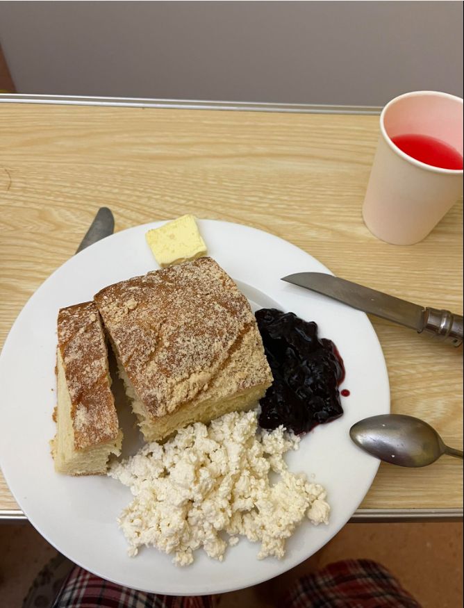 Piotr Bałtroczyk prezentuje szpitalny posiłek