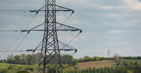 Masz słup energetyczny na działce? Oto co mówi prawo