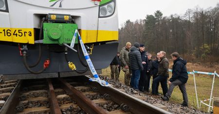 Akty dywersji na kolei. Szef MSWiA zabiera głos