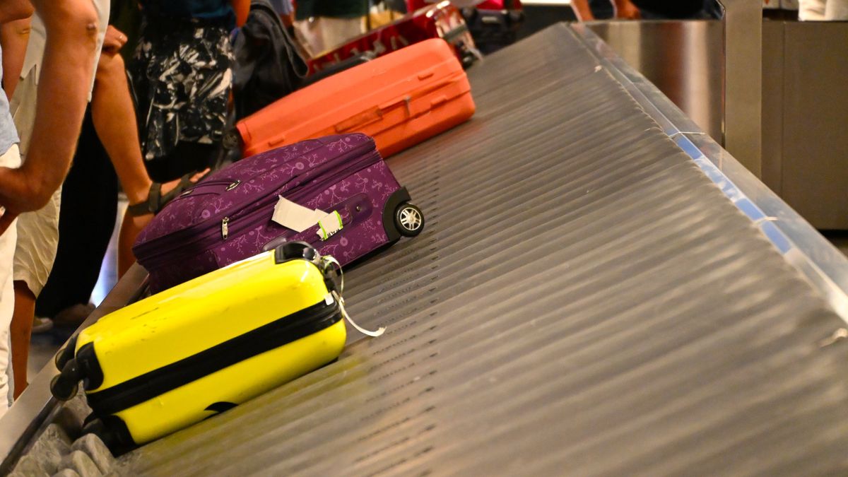 Turyści tłoczący się przy taśmie z bagażami bywają