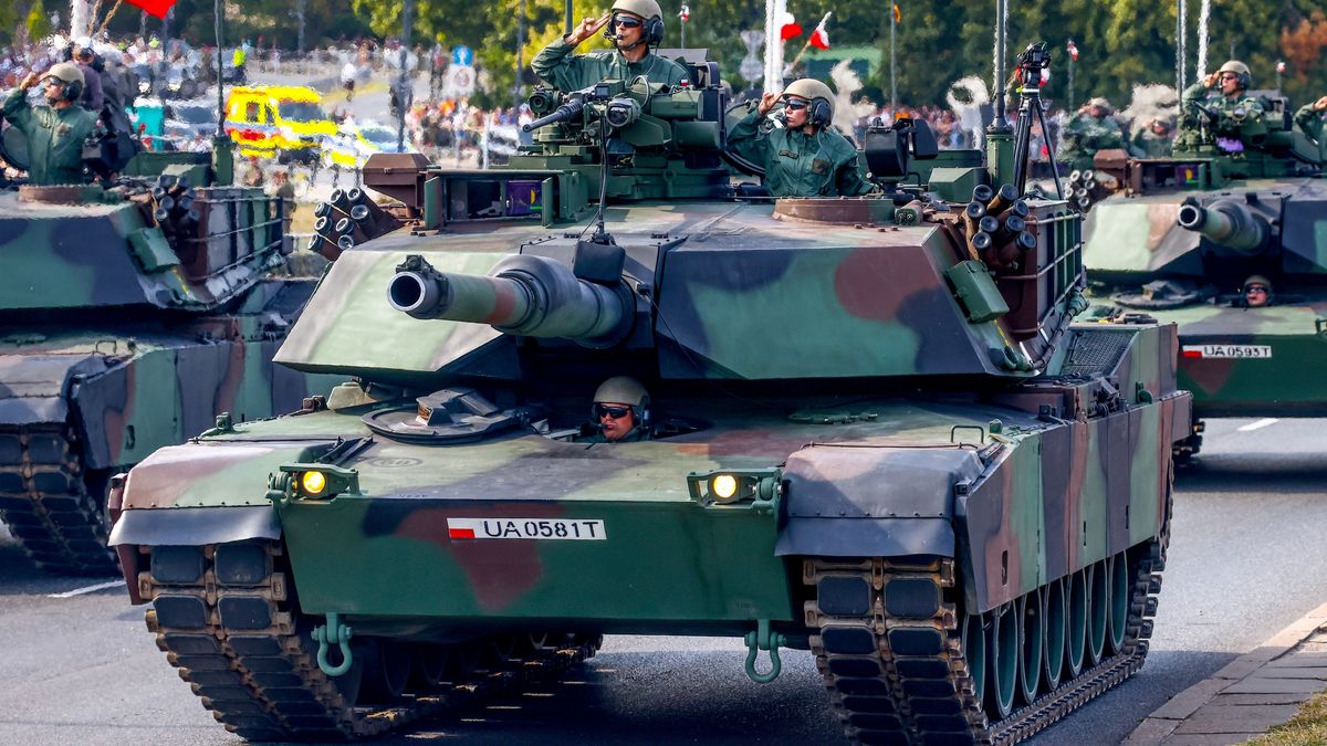Należące do polskiej armii czołgi Abrams podczas defilady z okazji Święta Wojska Polskiego w Warszawie, 15 sierpnia 2024 rok