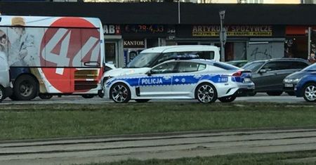 Czytelnik przyłapał oznakowaną policyjną kię stinger