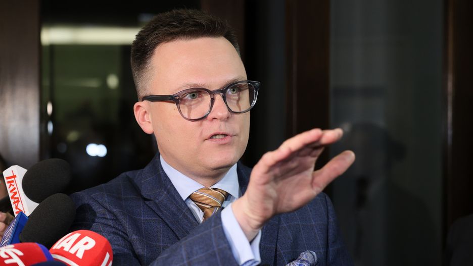 Warszawa, 12.01.2024. Marszałek Sejmu Szymon Hołownia podczas wypowiedzi dla mediów w Sejmie w Warszawie, 12 bm. Marszałek Hołownia odniósł się do kwestii wygaśnięcia mandatów poselskich polityków PiS Mariusza Kamińskiego i Macieja Wąsika. (mr) PAP/Paweł Supernak