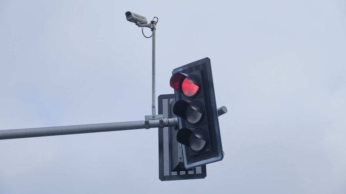 Sygnalizator wskazujący światło czerwone z kamerą