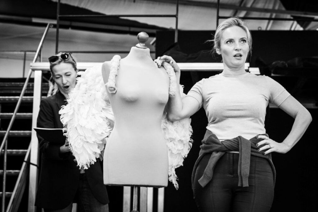 Aleksandra Orłowska (Hrabina) – z prawej podczas próby do  „Hrabiny” w Teatrze Wielkim w Poznaniu © Ośko/Bogunia, archiwum Teatru Wielkiego w Poznaniu