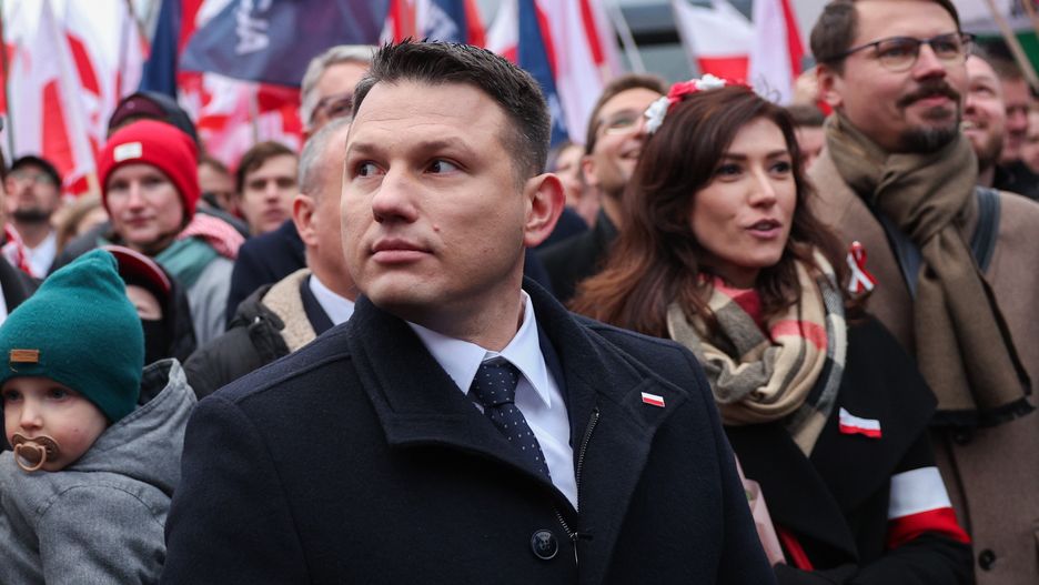 Warszawa, 11.11.2024. Poseł Konfederacji Sławomir Mentzen (C) i europosłanka Ewa Zajączkowska (2P) podczas Marszu Niepodległości na ulicach Warszawy, 11 bm. Marsz pod hasłem "Wielkiej Polski moc to my" przejdzie ulicami Warszawy w kierunku Stadionu Narodowego. Trwają obchody Narodowego Święta Niepodległości. (sko) PAP/Szymon Pulcyn