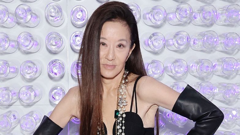 74-letnia Vera Wang pozuje z córkami w świątecznej scenerii