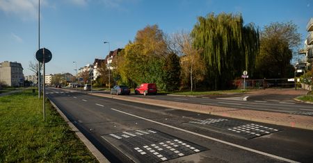 Warszawa. Na ul. Roentgena pojawiły się progi zwalniające