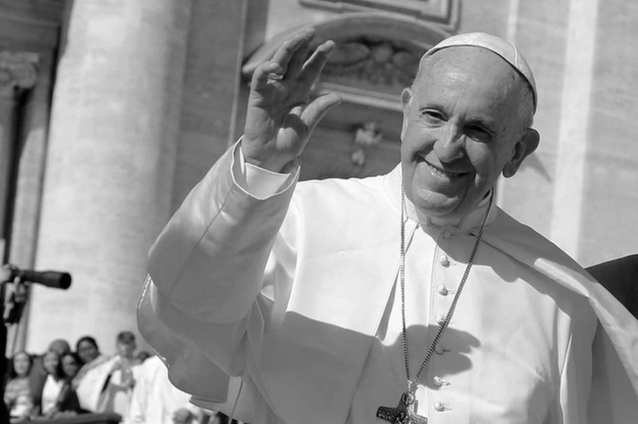 Papież Franciszek zmarł w wieku 88 lat. Watykan w żałobie, nadchodzą kondolencje