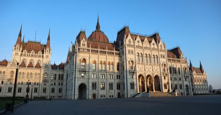 Sondaż na zamknięcie lokali. Magyar z 54-proc. poparciem