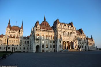 Sondaż na zamknięcie lokali. Magyar z 54-proc. poparciem