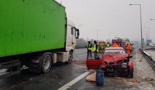 Śląskie. Nissan zniszczony na S-52 w Bielsku-Białej. Kierowca pożałuje