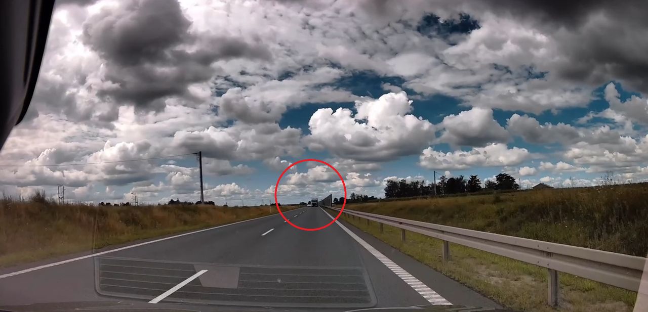 O włos od tragedii na drodze. Wyprzedzał "na trzeciego". Kierowca musiał uciekać