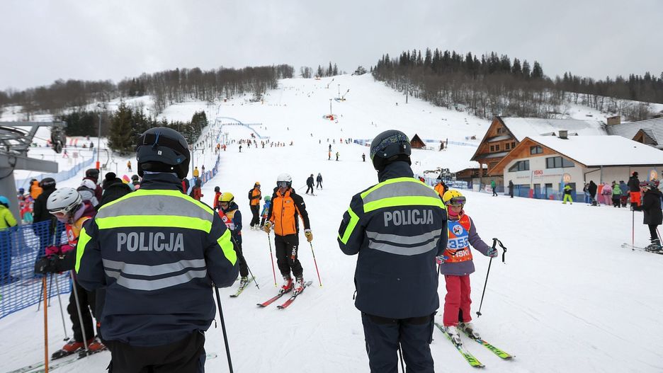 Policjanci dbają o bezpieczeństwo turystów 