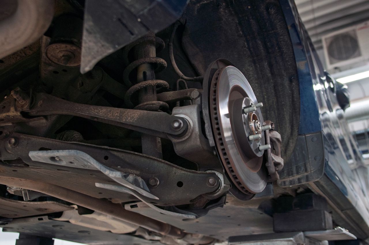 Mazda CX-60 na podnośniku, serwis, ASO