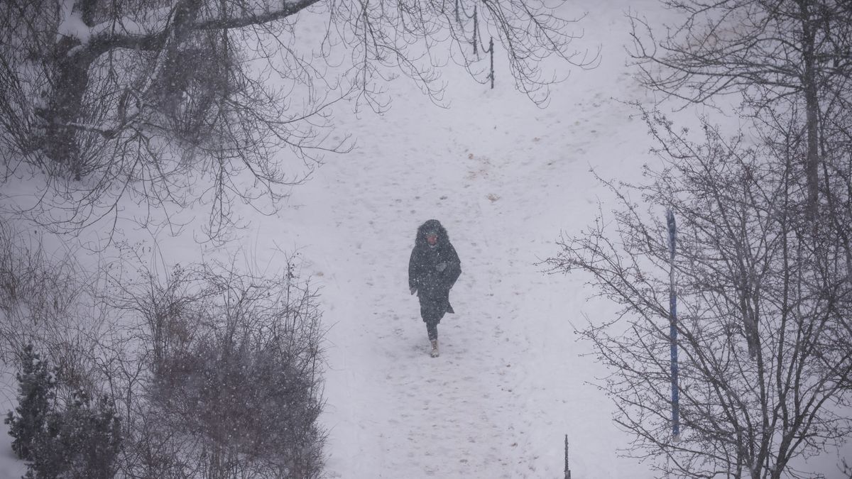 Warszawa, 14.01.2026. Opady śniegu w Warszawie, 14 bm. W najbliższych dniach na większości obszaru kraju spodziewane jest duże zachmurzenie i opady śniegu lub marznącego deszczu. (jm) PAP/Leszek Szymański ***Do tego materiału zdjęciowego dostępna jest również depesza w systemie CSI, pt.: Najbliższe dni będą pochmurne, spadnie śnieg i marznący deszcz***
