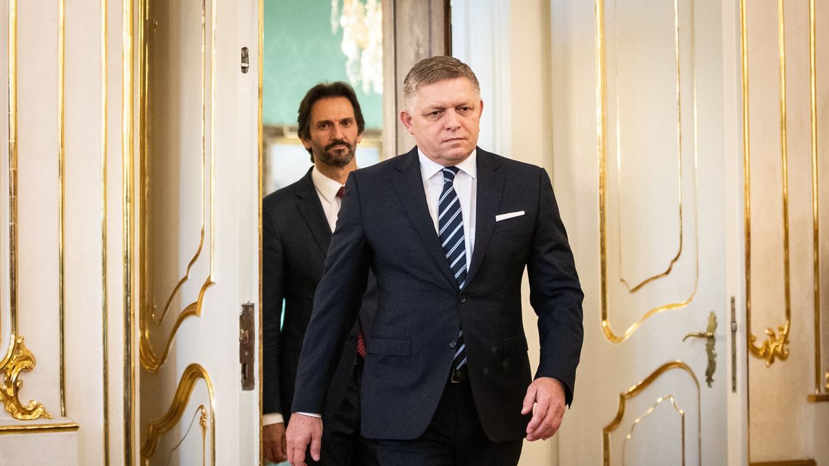 Slovakia's newly appointed Prime Minister Robert Fico (R) and newly appointed Defense Minister Robert Kalinak (L), during the new cabinet's inauguration, at the Presidential Palace in Bratislava, Slovakia, 25 October 2023. Fico's Smer party won the national election at the beginning of October and he is forming a government with the SNS (Slovak National Party) and the HLAS (Voice) party. EPA/JAKUB GAVLAK Dostawca: PAP/EPA.